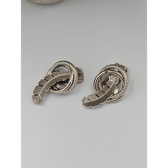 Vintage Silver Tone Textured Curved Leaf Feather Clip On Earrings - Picture 1 of 3